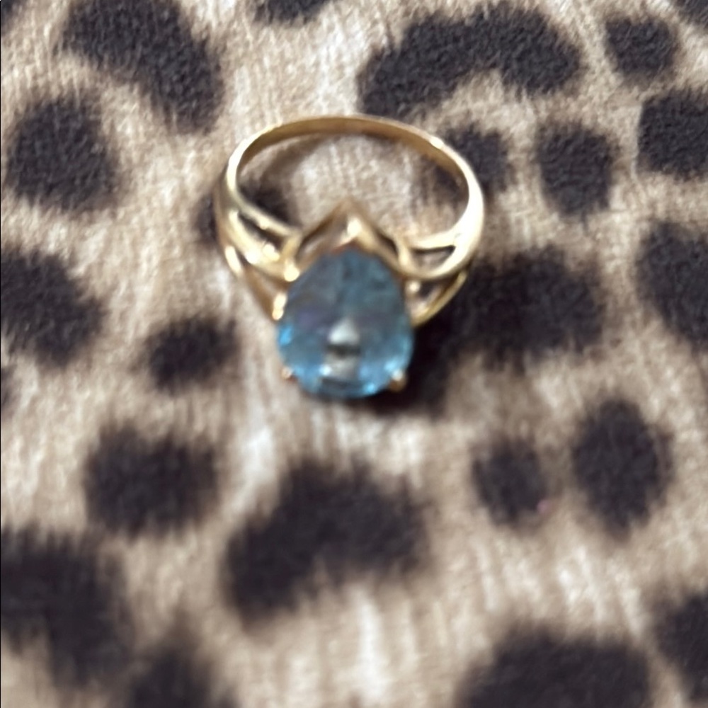 Elegant Gold and Blue Gemstone Ring